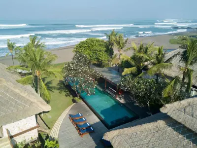 Pool-Luxury-Beachfront-Villa-Perenan-4