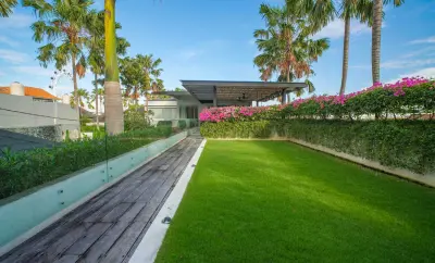 Grass-Area-Desa-Berawa-Luxury-Villa-Canggu-2