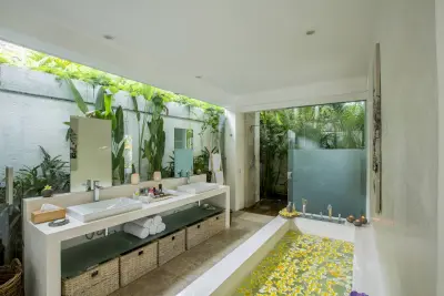 FAMILY-VILLA-CANGGU-BALI-MASTER-BEDROOM-4