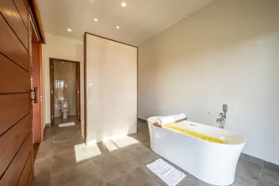 Master-Room-Buthtub