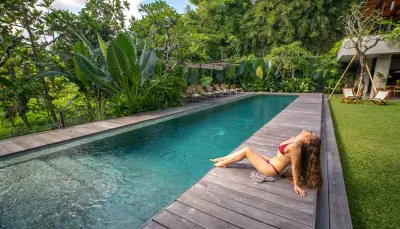 Pool-Luxury-Villa-Tumbak-Bayuh-Canggu-15