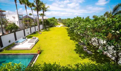 Garden-Luxury-Beach-Villa-Cemagi-4-1
