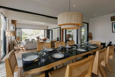 dining-area-luxury-beachside-villa-3-1