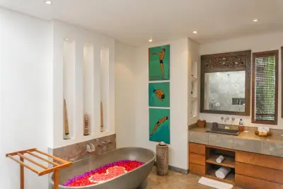 Bathroom-Luxury-Villa-Seminyak-1