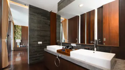 bathroom-De-Prestigio-6bedroom-Large-Family-Accommodation-Canggu-110-1