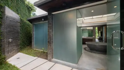 bathroom-De-Prestigio-6bedroom-Large-Family-Accommodation-Canggu-120-1